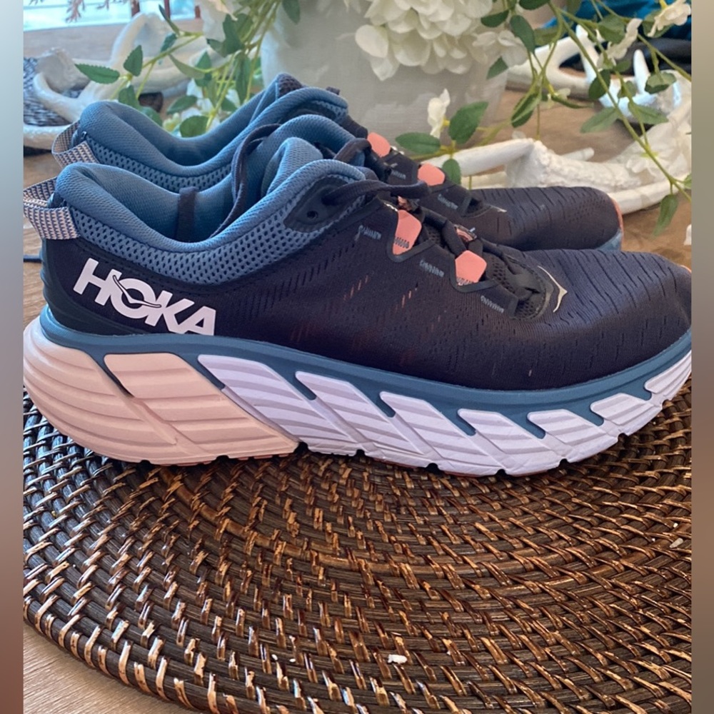 Hoka size 9 like new